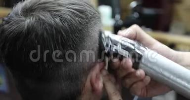 理发师用电动修剪器`手的特写。