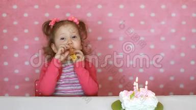 有趣的快乐孩子在聚会上吹灭<strong>生日蛋糕</strong>上的蜡烛。 可爱的小女孩。 <strong>儿童</strong>假期`概念.. 3