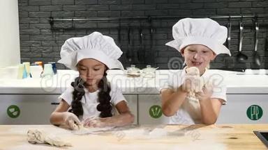 做饭很有趣。 <strong>两个小孩子</strong>一起做饭，用手滚动杜德，做披萨。 4k