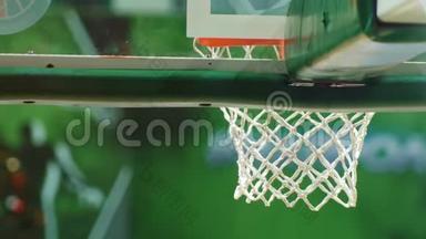 一场<strong>篮球</strong>比赛。 在绿色<strong>背景</strong>上用<strong>篮球</strong>篮圈掷球。