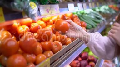 女人`白色的手拿着几个五颜六色的西红柿在市场上，并持有。 <strong>精选</strong>和购买水果或