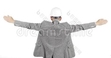 头盔里的建筑工人举起双手，保持平衡。