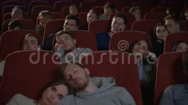 无聊的<strong>观众</strong>在电影院看电影。 <strong>观众</strong>从无聊的电影中睡着了