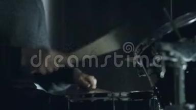 爵士鼓手在音乐会上演奏鼓声，背景是黑色的.