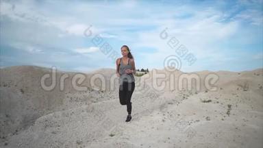 白天，<strong>身材好</strong>的年轻女子沿着沙地公园奔跑