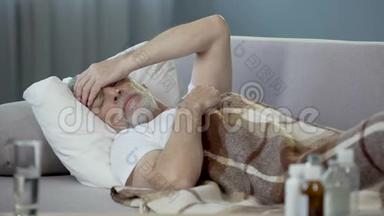 老年人睡在床上，患有严<strong>重</strong>的头痛、<strong>疾</strong>病