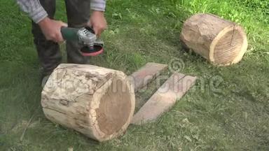 <strong>雕刻师</strong>为艺术作品准备树木木。 用砂纸工具打磨树皮。 特写镜头。 4K