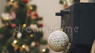 把圣诞装饰挂在圣诞树上。 用球装饰圣诞树。