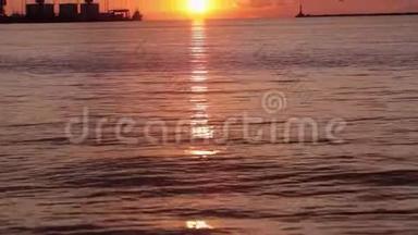 傍晚的海港，夏日背景下美丽的金色夕阳