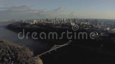 基辅市Drone航班飞越Dnieper河，阳光明媚的春天