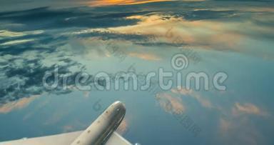 这架飞机在白天的积云中飞行，这是一架飞行飞机的美好时光