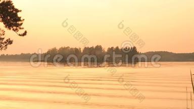风景优美的金色夕阳红天河伏尔加湖。太阳落在地平线后面。宁静