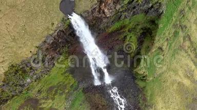 冰岛巨大瀑布的高空视角，无人机视频