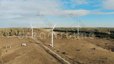 风力发电机在田野上旋转。 风力发电机，风力发电机由上..