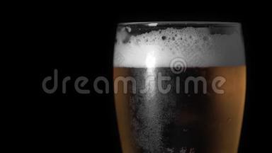 冷光啤酒在玻璃与水滴始终哑光黑色背景，边框设计。 快来点啤酒。 复制空间
