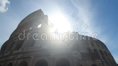 一缕阳光穿过意大利罗马竞技场的拱门。