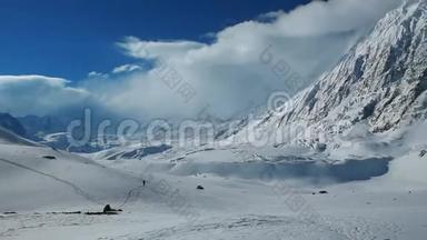 全景拍摄的蒂利科湖地区和高雪冰山脉周围。 在尼泊尔徒步旅行，春游