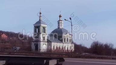 蓝天背景上美丽的小东正教教堂.. 库存录像。 以图腾风格美丽的老天主教会