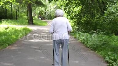 老奶奶在路上走路用棍子