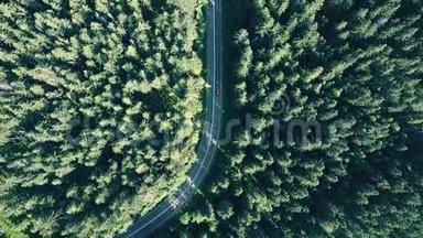 欧洲森林和一辆红色汽车在路上超速行驶