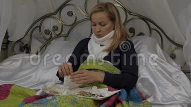 一个生病的女人躺在床上，脖子上围着一条温暖的围巾，在<strong>感冒</strong>或<strong>感冒</strong>时吹鼻涕