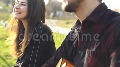 为女朋友弹吉他的人。 户外活动。 浪漫浪漫