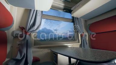 暮色中火车车厢的全景。乘火车旅行的概念。铁路旅行概念。