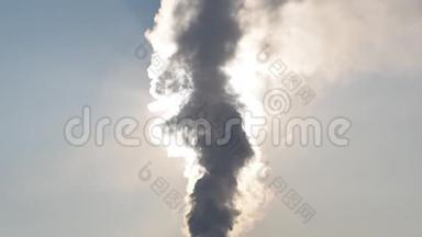 高空关闭顶烟蒸汽火力发电厂管道大型电力工业工厂城市。 厚厚的云