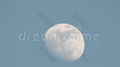 有着清晰蓝调背景的月亮和<strong>云朵</strong>
