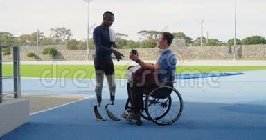 两名残疾人运动员讨论手机4k