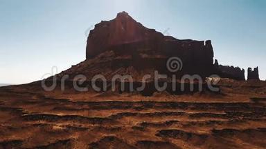 无人机在大沙漠砂岩山附近升起，在阳光明媚的日子里俯瞰着阳光明媚的美国峡谷悬崖天际线。