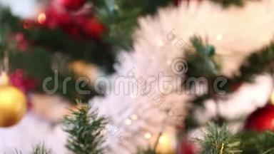 一棵圣诞树上装饰着闪亮的圣诞树玩具和花环