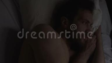孤独的悲伤的男人，<strong>失眠</strong>，躺在床上思考问题