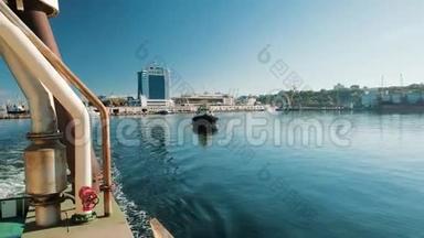 二〇一八年十月二十日.. 带有白色上层建筑和深蓝色船体的拖船俯瞰敖德萨港的航道