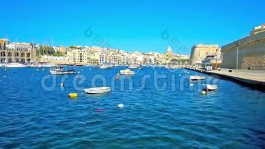 享受卡尔卡拉码头和小船，马耳他