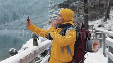 寒假里有视频聊天的年轻人。 Hiker在手机<strong>摄像头</strong>旁边挥舞着<strong>摄像头</strong>