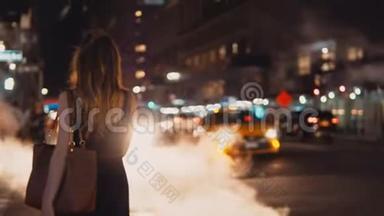 傍晚，<strong>美国纽约</strong>市中心，站在交通道路上的年轻美女的后景。