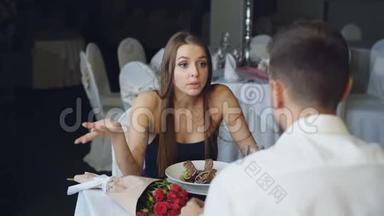 愤怒<strong>的</strong>年轻女人在餐馆吃饭时和她<strong>的爱人</strong>吵架，大喊大叫和打手势。 花束