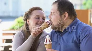 肥胖的男女朋友享受冰淇淋甜点，<strong>暴饮暴食</strong>
