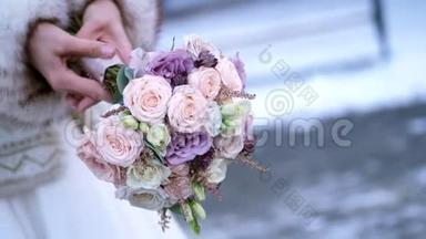 新娘手中的特写婚礼花束.. 冬季婚礼。