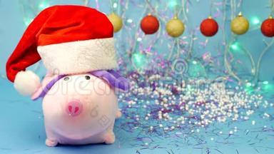 粉色小猪毛绒玩具，戴着蓝色背景的红色圣诞老人帽子，背景是新一年多色球和