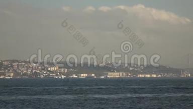 伊斯坦布尔大厦7月15日烈士桥博斯普鲁斯海峡与船舶交通全景空中视频。 慢慢