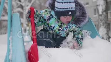 一个<strong>小孩</strong>在<strong>冬天</strong>的公园里玩雪.. 阳光明媚的<strong>冬天</strong>`白天。 新鲜空气中的乐趣和游戏。