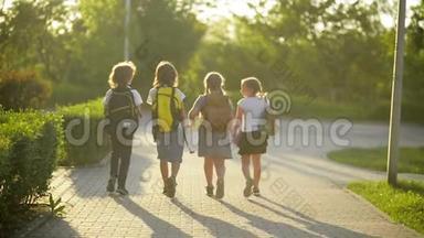 一群背着书包的学生正在回学校。他们玩得很开心。