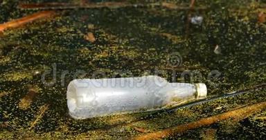 旧塑料瓶漂浮在沼泽或沼泽的水中。 用过的空瓶留在水里。 生态概念垃圾灾害