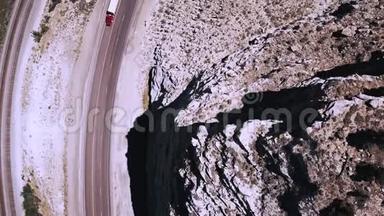 俯视图无人驾驶飞机在<strong>美丽</strong>的<strong>公路</strong>、<strong>公路</strong>和铁路上右转，靠近史诗般的岩石砂岩山脉。