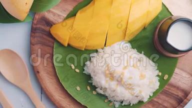 泰国芒果和<strong>糯米</strong>，泰国甜点是由成熟的芒果和<strong>糯米</strong>煮至熟，撒上椰奶，