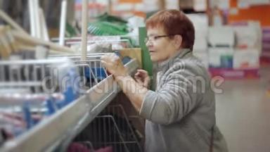 在百货公司的一家超市里，一位<strong>老</strong>年妇女选择了必要的园艺设备