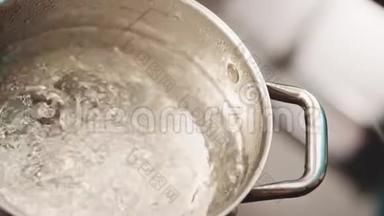 锅盖过水在锅里沸腾