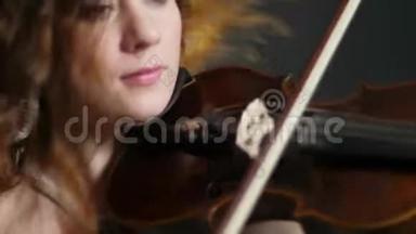 <strong>古典音乐音乐</strong>会，令人惊奇的女人在晚上的娱乐活动中演奏小提琴